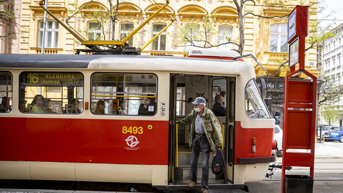 Ve hře je dvojnásobné zvýšení ceny ročního kuponu na MHD v Praze